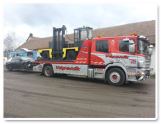 Odtahový vůz Scania Vápeník převáží vysokozdvižný vozík